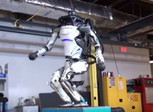 Le robot Atlas de la société Boston Dynamics réalise des performances acrobatiques.